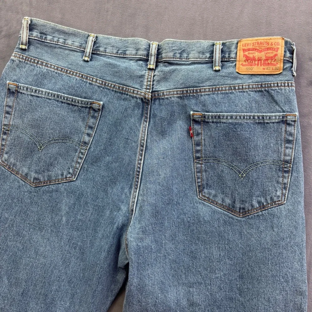 Levis 550 Relaxed Fit Tapered Leg Jeans Mens 42x32 Medium Wash Blue Denim